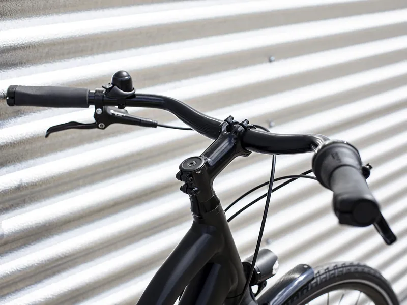 TREK District 3 Equipped Stagger Hybrid Bike in Matte Black -8